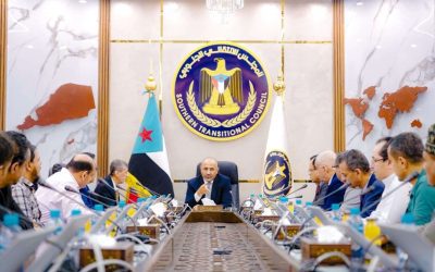 الرئيس الزُبيدي يجدد التزام المجلس الانتقالي والحكومة بتقديم كافة التسهيلات لرجال المال والأعمال