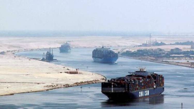مصر تعرض خدماتها بعد تعرض السفن لهجوم في البحر الأحمر