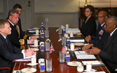 أوستن يبحث مع نظيره البريطاني التهديدات في الشرق الأوسط