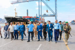 وزير النقل يطلع على سير العمل بمحطة الحاويات بميناء عدن مؤكداً ان الميناء يشهد تعافي ونشاط ملحوظ