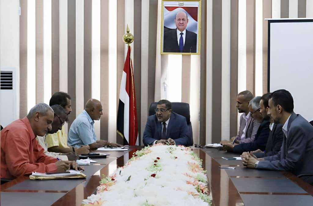 العارضة يؤكد على توفير متطلبات  المحاكم  في محافظة أبين