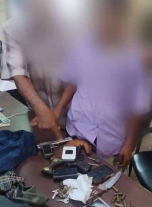 شرطة كريتر بعد عملية رصد وتحري تلقي القبض على لص محترف بسرقة أسلحة ومقتنيات أخرى