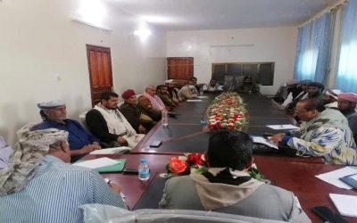 قيادة مديرية يهر يافع تجتمع مع اللجنة المكلفة بنقل وثيقة الصلح الى بعض قبائل المديرية