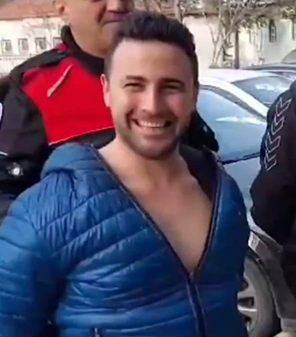 فيديو غريب لمتهم مبتسم: “أنا القاتل.. دعنا نظهر وسيمين يا أخي”