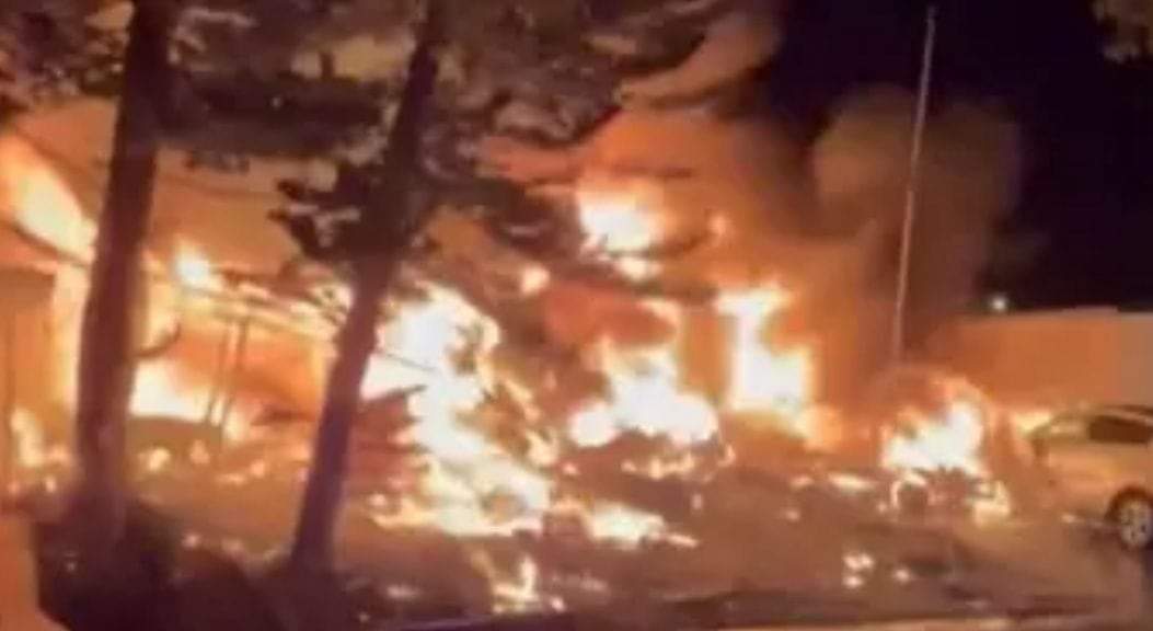 النيران اشتعلت بشكل مرعب.. تحطم طائرة داخل منزل في فلوريدا