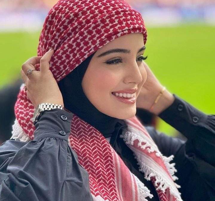 ملامحها أذابت قلوب المشاهدين.. مشجعة أردنية تخطف أنظار الكاميرات في مدرجات بطولة كأس آسيا  بسبب جمالها