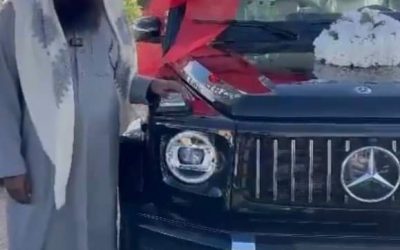 الشيخ عادل الكلباني إمام الحرم المكي السابق يظهر بجواره سيارة مرسيدس جي كلاس هدية