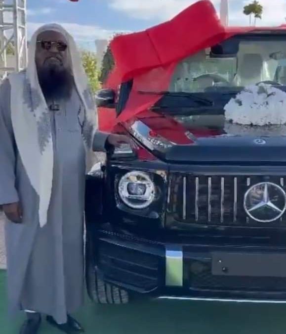الشيخ عادل الكلباني إمام الحرم المكي السابق يظهر بجواره سيارة مرسيدس جي كلاس هدية