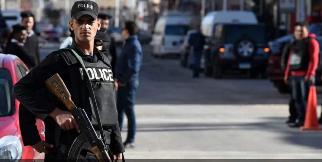 “لأن الناس كانوا يلاحقونه”.. سائح يفتح باب طائرة قبل إقلاعها ويثير ذعر الركاب