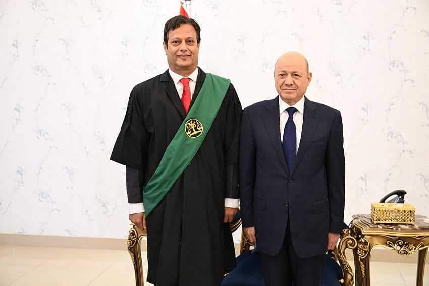 القاضي صالح المرفدي يؤدي اليمين القانونية أمام رئيس مجلس القيادة الرئاسي