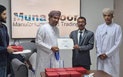 المهرة .. فريق من قطاع المياه يتعرف على كيفية صناعة البيبات البلاستيكية في سلطنة عمان
