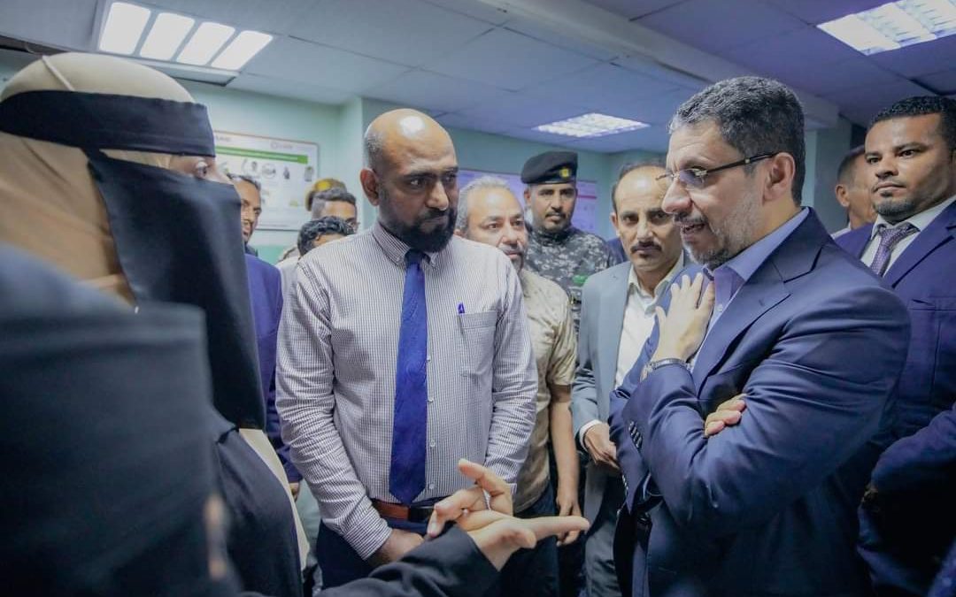 رئيس الوزراء يزور هيئة مستشفى الجمهورية بعدن ويطلع على أوضاع المرضى وحالة المستشفى