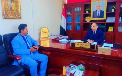 وزير الصناعة والتجارة الأشول وممثل الأكاديمية العربية الدكتور باعزب يناقشان مشروع القدرة على الصمود
