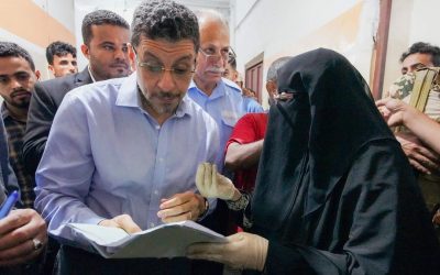 رئيس الوزراء يقوم بزيارة مفاجئة إلى جوازات عدن للاطلاع على كيفية إنجاز معاملات المواطنين