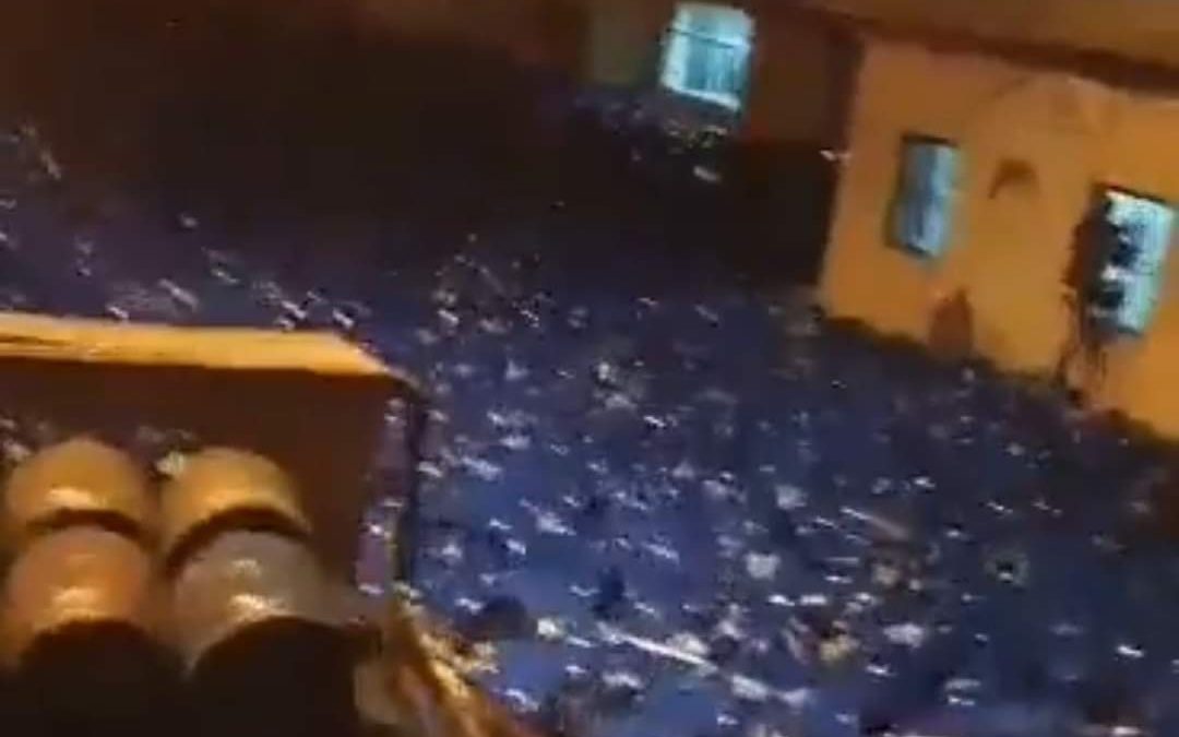 سيول تجرف المئات من أسطوانات الغاز في مدينة اللاذقية غربي سوريا في مشهد غير مألوف