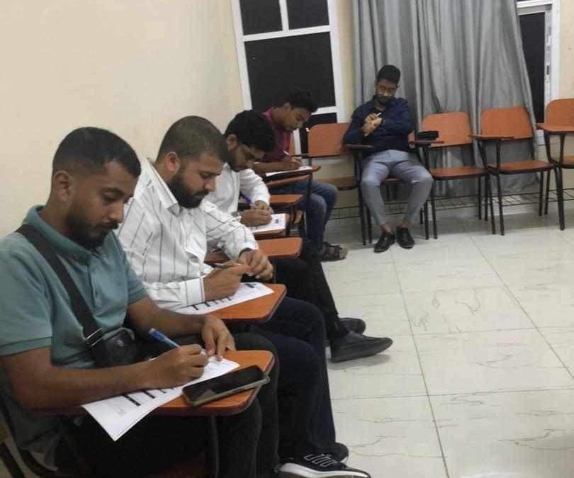 . مؤسسة الطلاب المتفوقين بعدن بالتنسيق مع إحدى الشركات تجري المقابلات الأولية لاختيار ممن تنطبق عليهم شروط شغل الوظائف