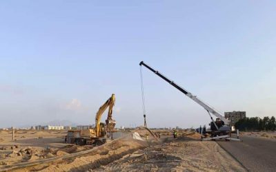 فيما جهاز فحص اختبار تشغيل محطة الرئيس يصل عدن… الوليدي يتفقد سير أعمال تركيب خطوط التصريف لمحطة الطاقة الشمسية