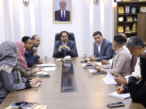 الوزير البكري يرأس اجتماعاً للجنة المناقصات والمزايدات