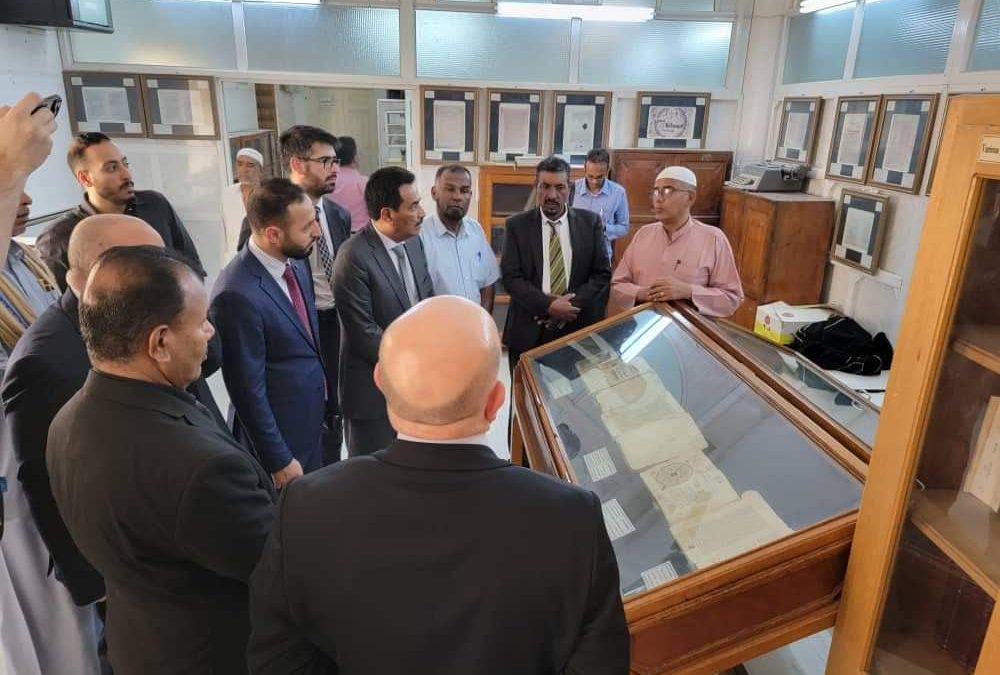 وكيل محافظة حضرموت والسفير التركي يزوران مسجد المحضار ومكتبة الاحقاف للمخطوطات بمديرية تريم