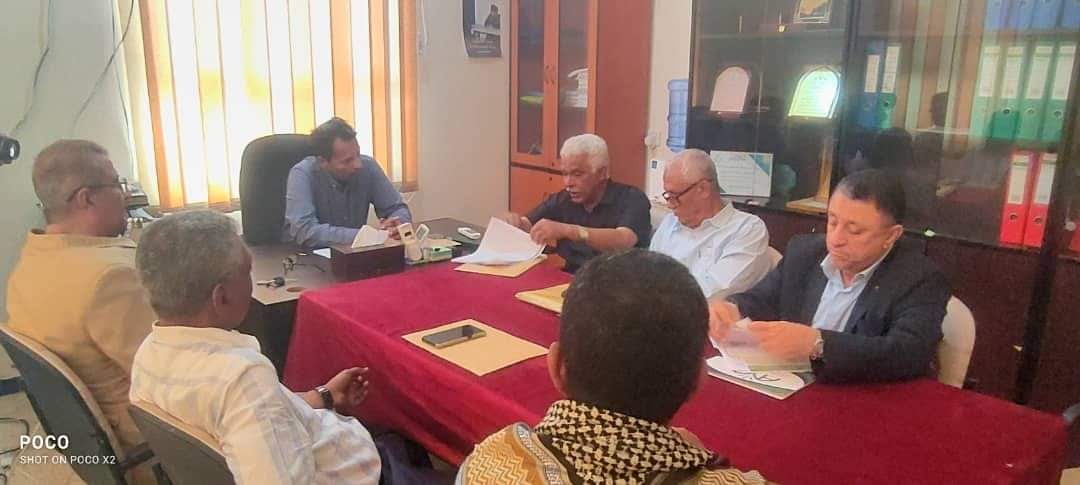 محافظ أبين يلتقي بقيادة كهرباء المحافظة ويناقش أبرز التحديات التي تواجه ملف الكهرباء