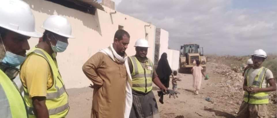 مدير عام مديرية خنفر “اليوسفي” يتفقد  حملة النظافة في حافه قدر الله بجعار