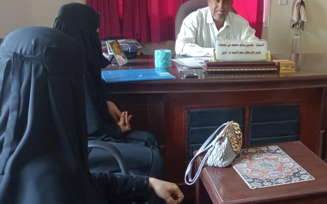 أبين: مدير محو الامية وتعليم الكبار يلتقي برئيسة جمعية خديجه بنت خويلد ويناقشان فتح فصول لمحية الامية