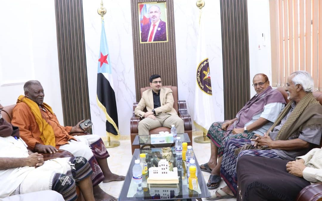 رئيس انتقالي المهرة يلتقي قيادة منظمة الحزب الاشتراكي بالمحافظة.