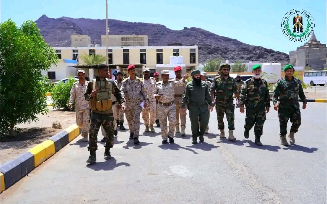 العميد الوالي يزور الكلية الحربية ومعهد تأهيل القادة والأركان بالعاصمة عدن