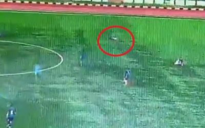 وفاة لاعب تعرض لصاعقة رعدية في المباراة.. سقط ميتا