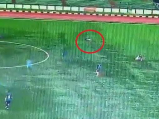 وفاة لاعب تعرض لصاعقة رعدية في المباراة.. سقط ميتا