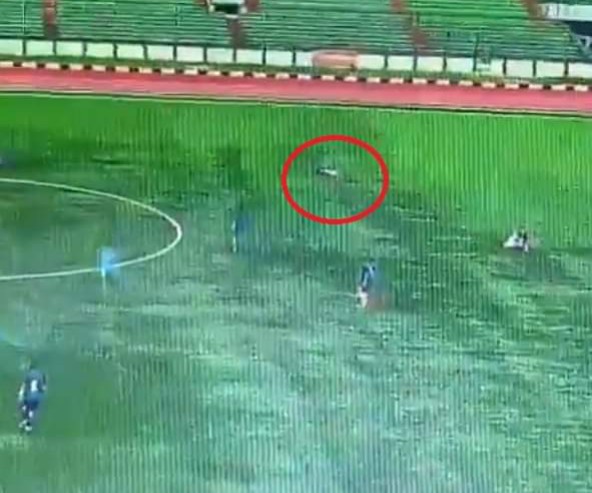وفاة لاعب تعرض لصاعقة رعدية في المباراة.. سقط ميتا