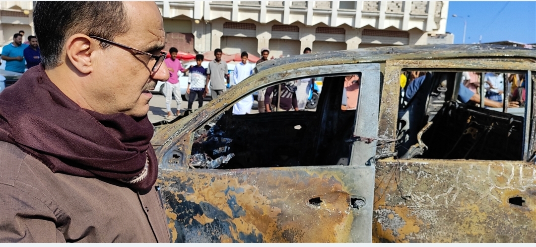 *مدير عام دارسعد يتفقد موقع الانفجار الغادر الذي استهدف نجل احد القاده الجنوبيين أثناء قيادة للسيارة” بعبوه نآسف*
