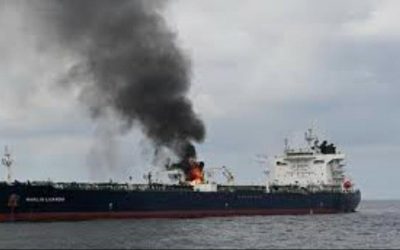 الحوثيون يستهدفون ناقلة نفط بريطانية في البحر الأحمر