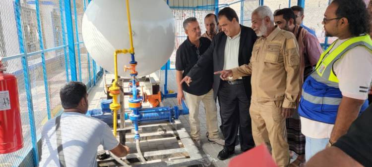مدير شركة النفط بعدن يدشن عمل محطة “14” أكتوبر النموذجية لتعبئة غاز السيارات بمديرية خور مكسر
