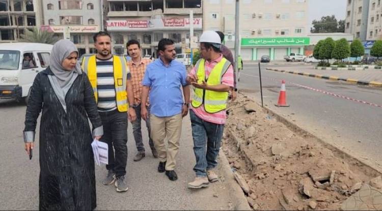 بتكلفة 210 ألف دولار..مدير عام الشيخ عثمان يدشن مشروع إعادة تأهيل شارع الفقيد الفنان محمد سعد عبدالله