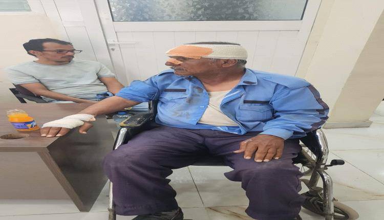 سيارة مخالفة تصيب رجل مرور وسائقها يلوذ بالفرار