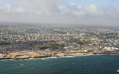 دوي انفجارات في العاصمة الصومالية.. و”حركة الشباب” تتبنى هجوما على فندق