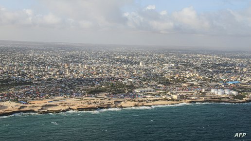 دوي انفجارات في العاصمة الصومالية.. و”حركة الشباب” تتبنى هجوما على فندق