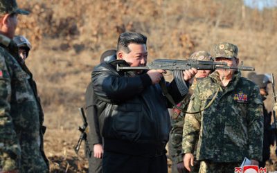 حاملا بندقية.. زعيم كوريا الشمالية يتفقد قاعدة تدريب عسكرية