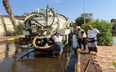 العاصمة عدن ..بن جرادي يطلع على أعمال شفط مياه الأمطار بمديرية صيرة