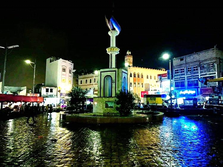 أمطار خفيفة تزين شوارع العاصمة عدن