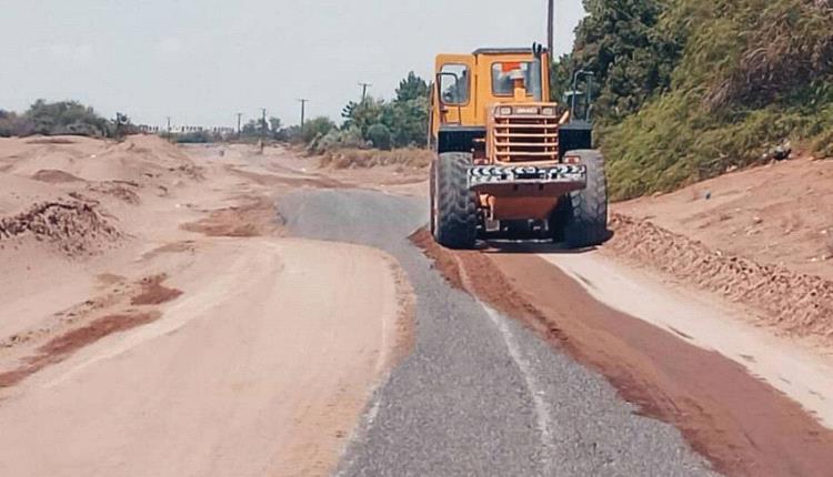 جهود لفتح الطرق المتضررة بالرياح والأمطار والسيول في لحج وأبين وشبوة