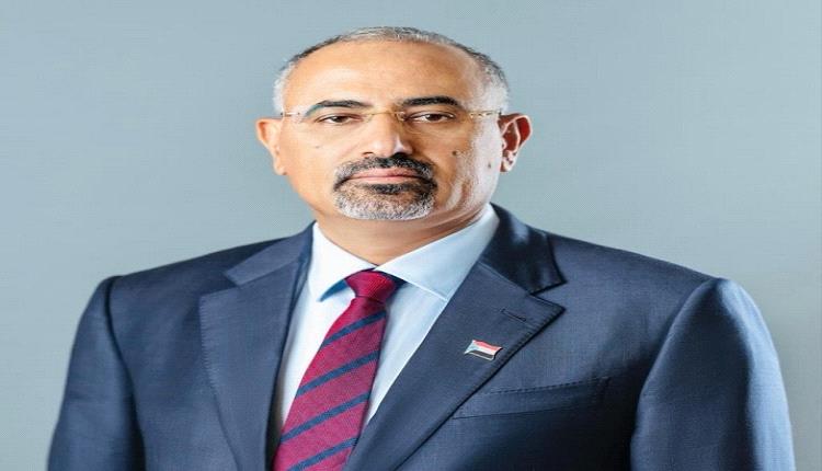 الرئيس عيدروس يشاطر أسرة الشاب عبدالملك وليد احزانهم ويشيد بموقفه البطولي