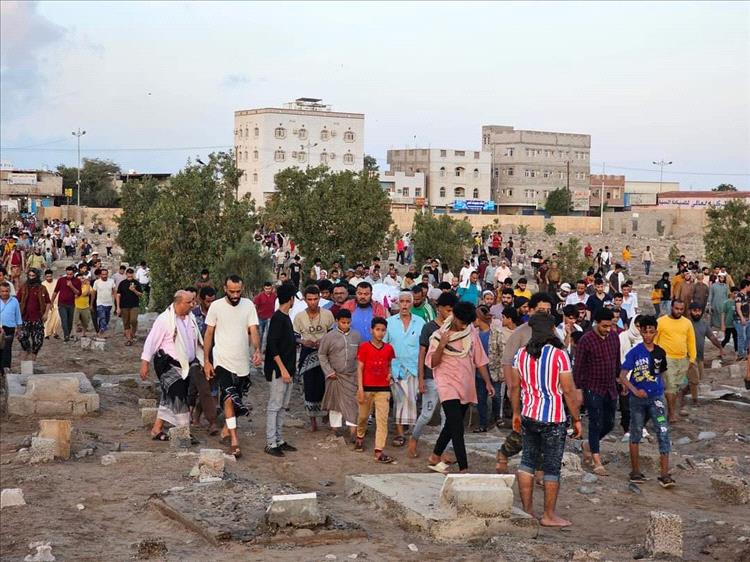 تشييع مهيب في عدن لجثمان البطل عبدالملك