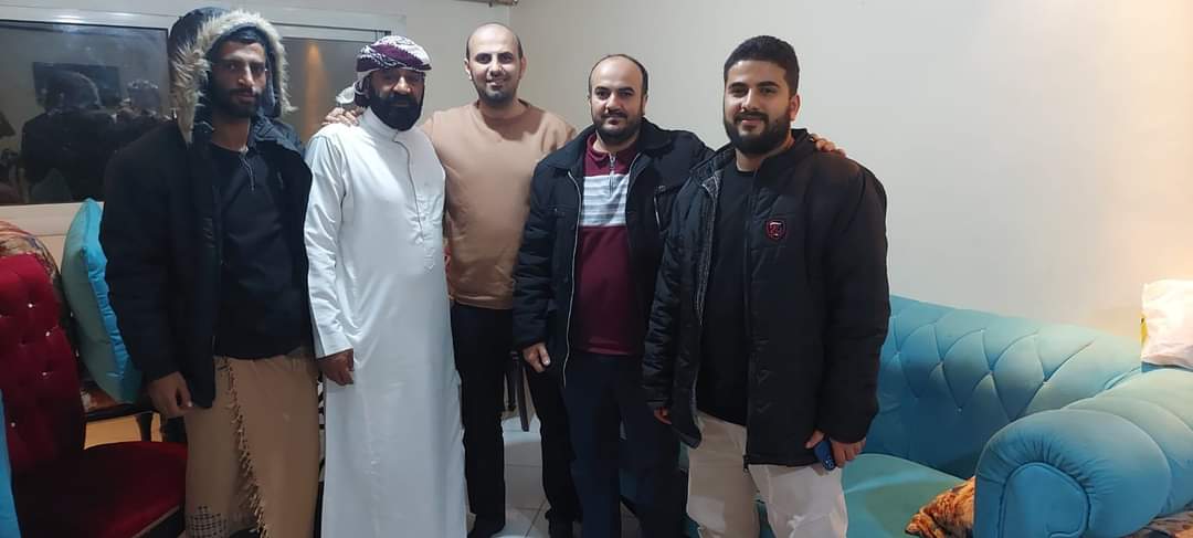 اولاد المرحوم  شيخ محمد شيخ بن هيثم يقومان بزيارة المريض محمد علي مشجب العمري الذي يتلقى العلاج في القاهرة