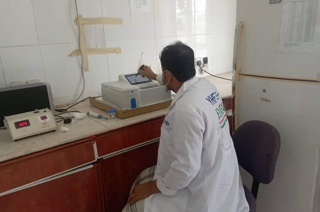 رفد مستشفى أحور بإجهزة متطورة لتحاليل وظائف  الكلى وانزيمات الكبد والفيروسات