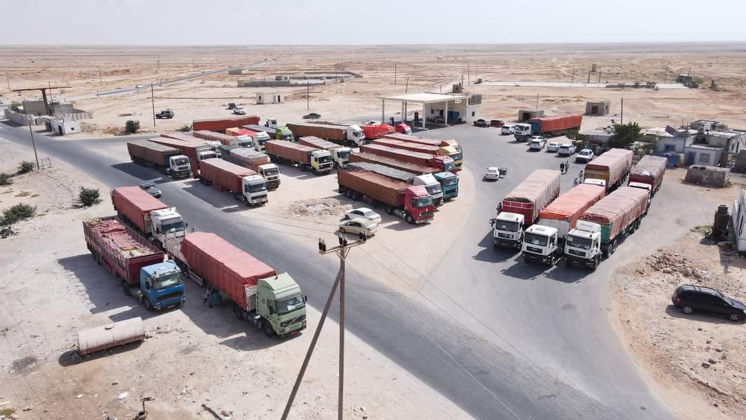 محافظ المهرة “بن ياسر” يستقبل قافلة المساعدات الرمضانية العمانية ويشيد بدعم السلطنة