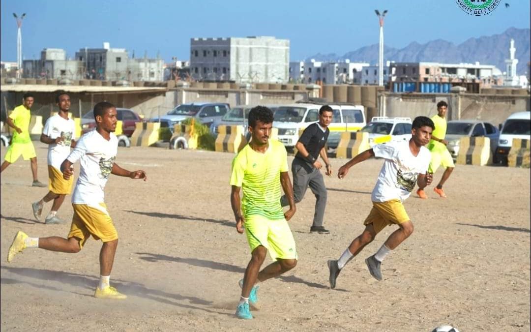 حزام لودر يُقصي فريق الورشة الفنية ويتأهل للدور الثاني في بطولة الحزام الأمني الرمضانية لكرة القدم