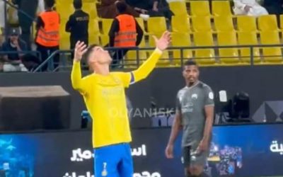 شعر باليأس.. رد فعل حزين من #رونالدو بعد هزيمة فريقه من نادي الرائد في الدوري السعودي