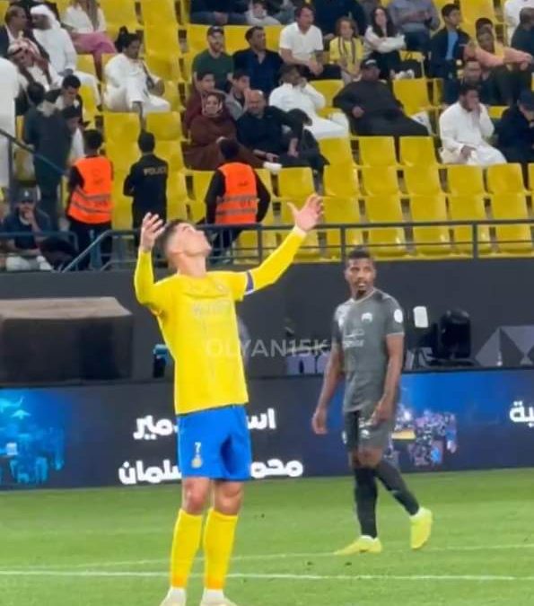 شعر باليأس.. رد فعل حزين من #رونالدو بعد هزيمة فريقه من نادي الرائد في الدوري السعودي